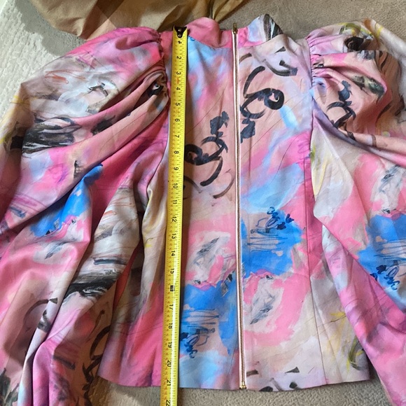Neubyrne beautiful abstract print top with dramatic sleeves - Picture 8 of 9